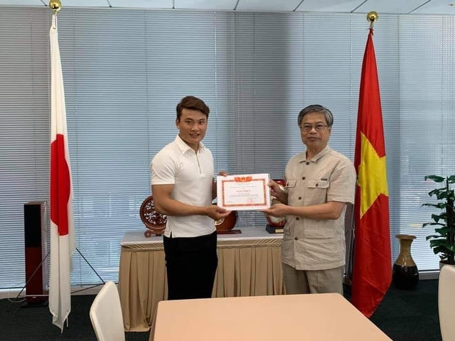 Brave Vietnamese trainee in Japan saves local woman from drowning was also awarded a certificate of merit by the consulate general vietnam in fukuoka.